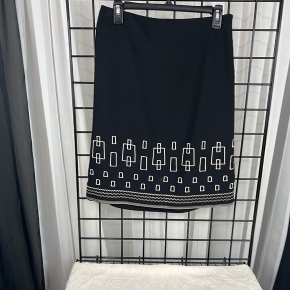 Chic Black Geometric Pencil Skirt - Picture 9 of 9